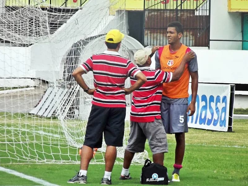 Meia Éverton Heleno machuca ombro em coletivo