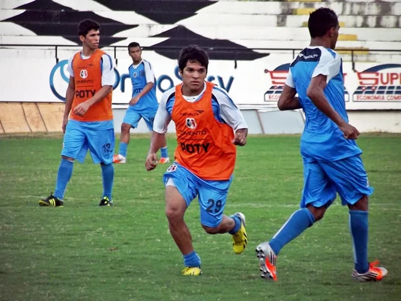 Marquinho, Renatinho e Natan reaparecem no time titular.