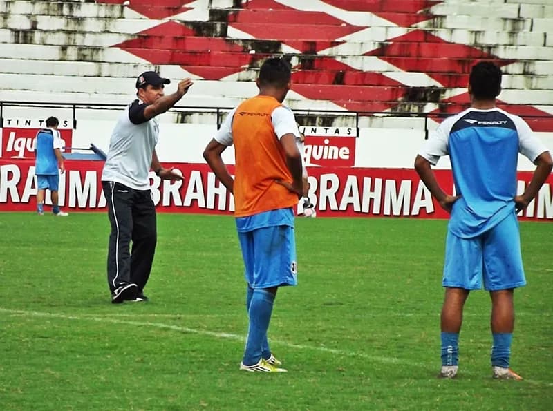Treino tático e (sem mistério) time praticamente definido.