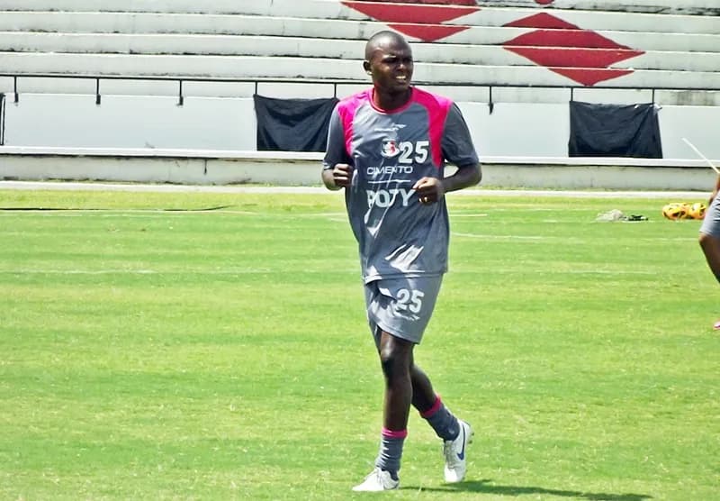 Sandro Manoel volta à cabeça de área diante do CRB/AL