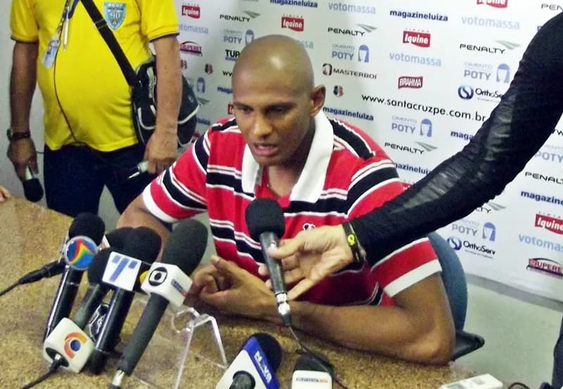 Em jornada 'abençoada', goleiro Tiago Cardoso comemora vantagem Coral.