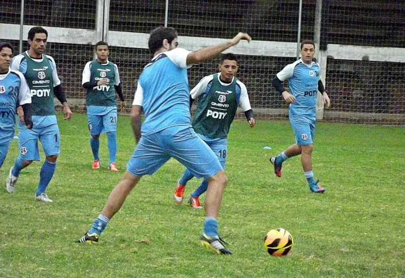 Santa Cruz faz tático em Caxias do Sul e volta ao 4-5-1.