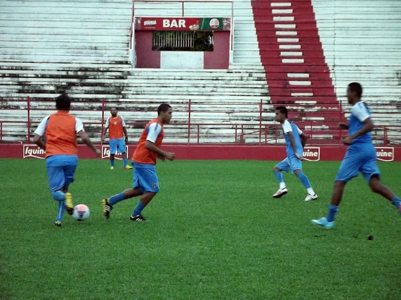 Treino tático nos Aflitos e novidades, entre os titulares.