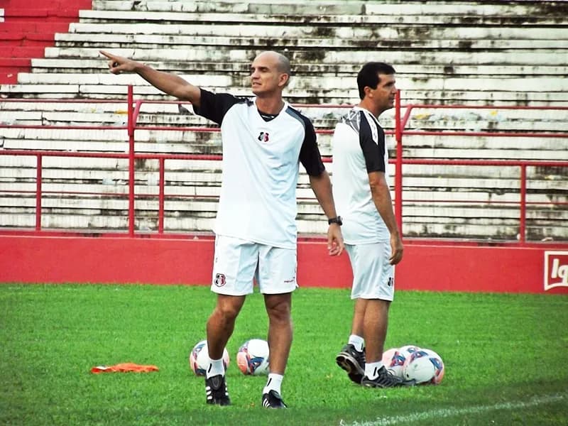 Técnico Coral projeta Santa Cruz com postura de 'Arruda' nos jogos fora de casa.