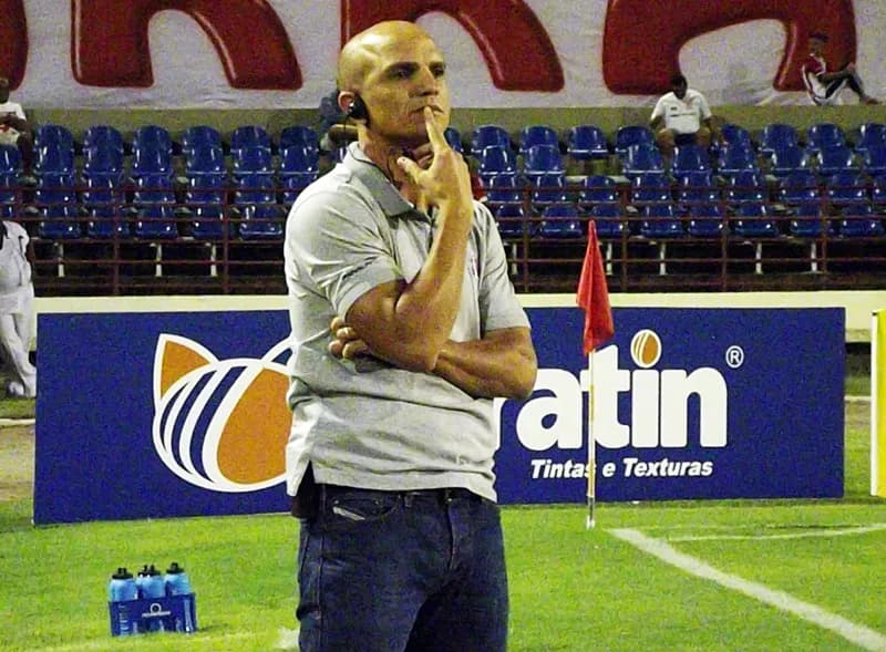 Técnico Sandro Barbosa minimiza 'intertemporada itinerante' focando acesso à Série B.