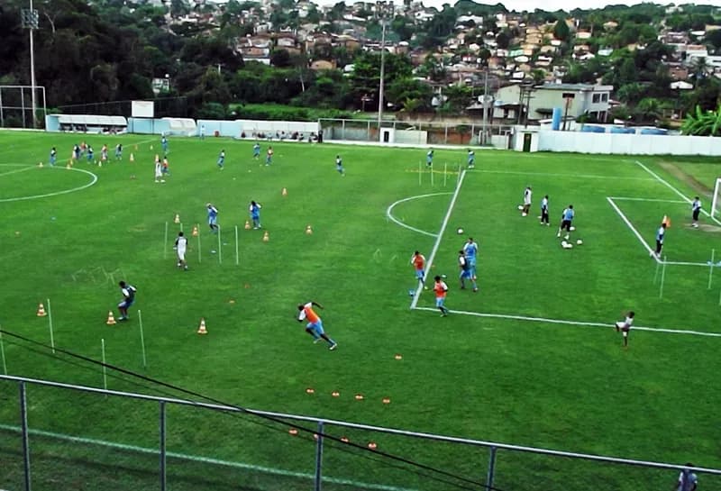 Em Camaragibe/PE, atletas realizam treino físico-técnico.