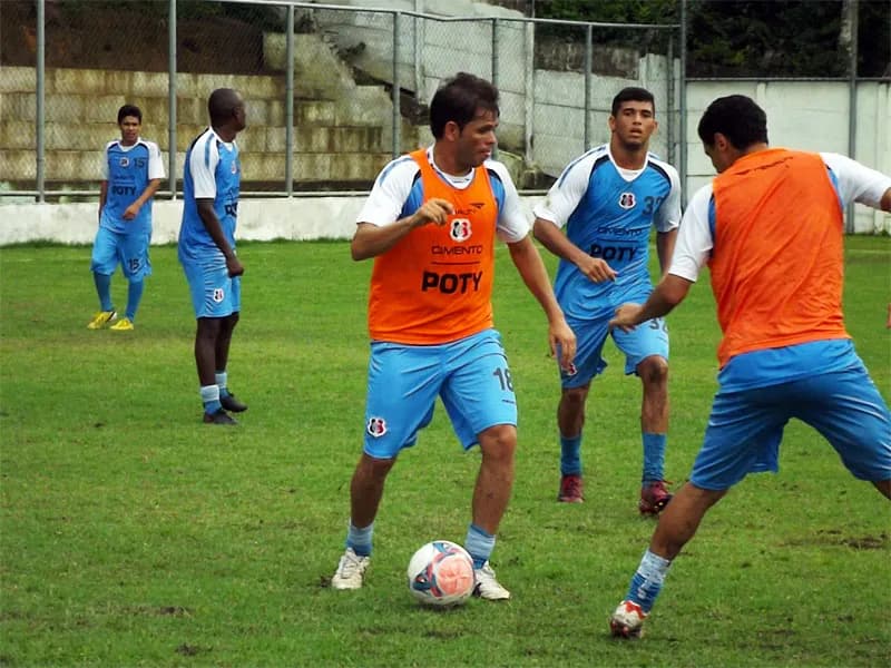 Treino com bola, pela manhã, em Camaragibe/PE.