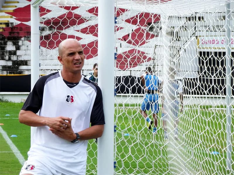 Técnico Coral fala que 'futebol é repetição' e, por isso, vai manter time titular.