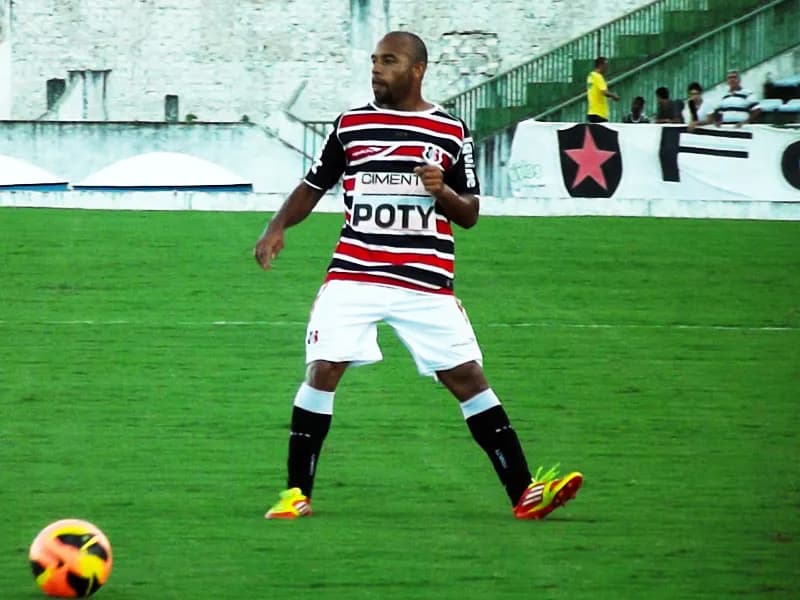 Após empate, Tiago Costa diz que "está consciente de que o time pode melhorar para o reencontro com a torcida, no Arruda".
