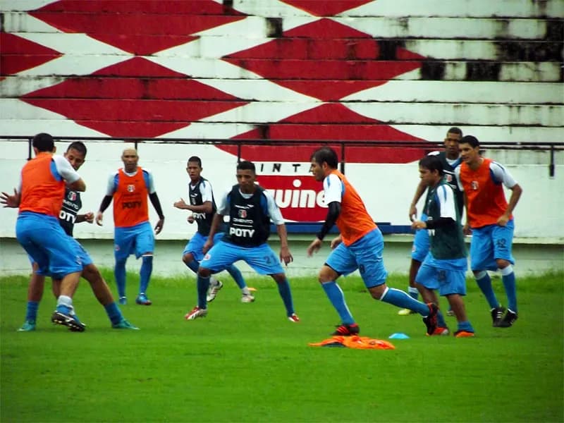 Santa Cruz voltou a treinar no gramado do Arruda.