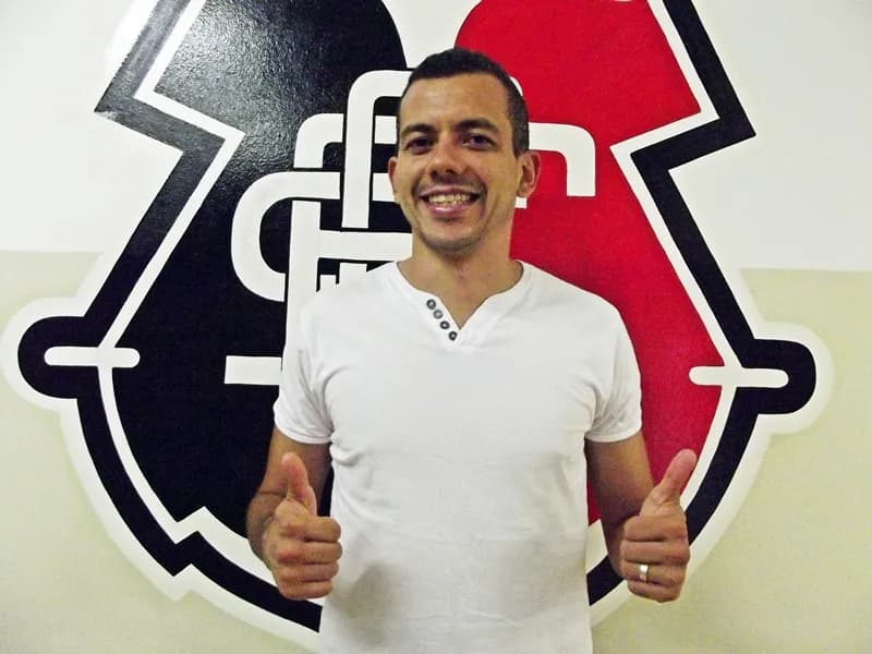 Zagueiro Léo Bahia é aprovado e assina contrato com o Santa Cruz.