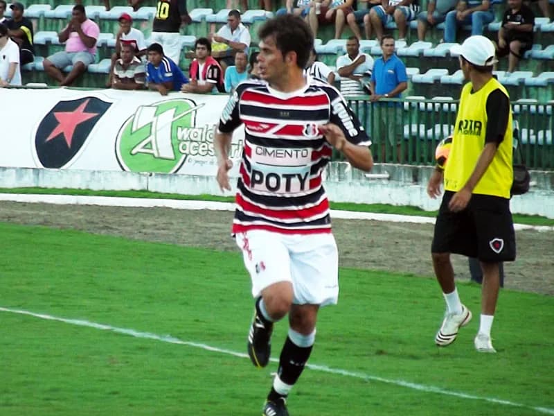 Júnior Xuxa propõe 'armadilha': "Marcar forte, sair com velocidade e fazer o gol, logo no início do jogo".