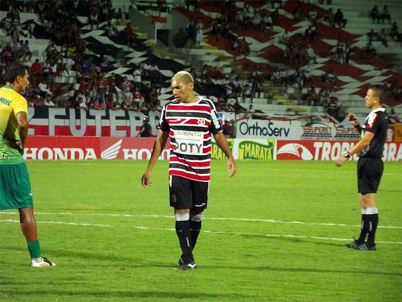 Flávio Recife: "Não importa se de cabeça, de joelho, de pescoço, de dedinho; o que vale é três pontos e entrar no G4".
