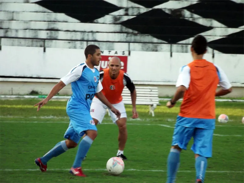 Volta ao trabalho em campo reduzido, nesta segunda-feira (15).
