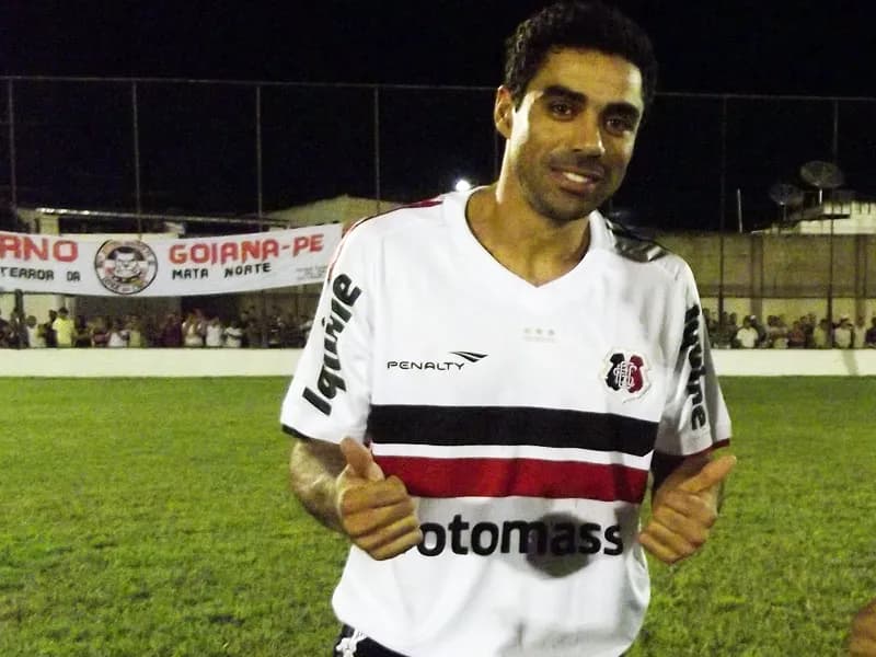Atacante André Dias não descuida, nem mesmo em amistoso.