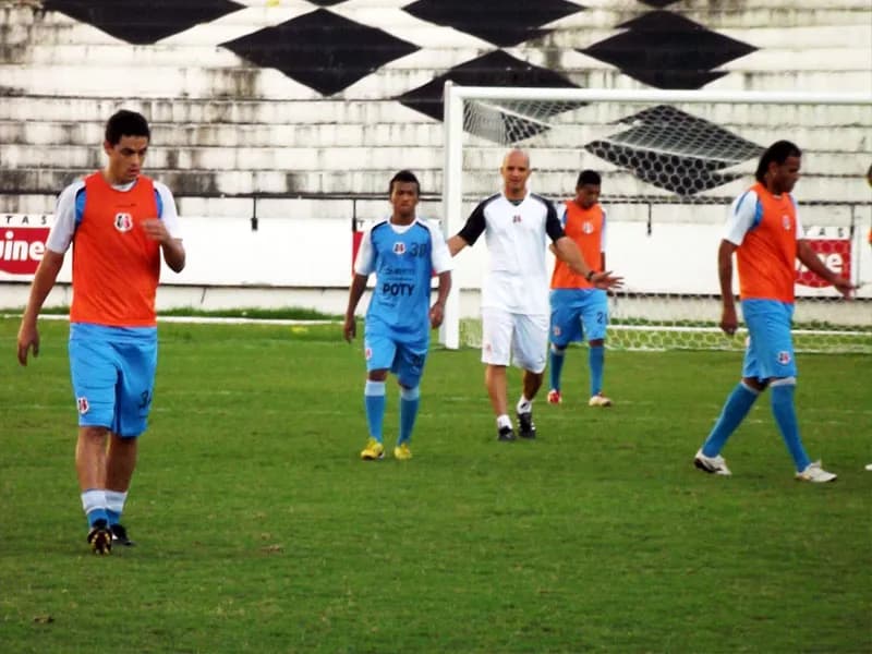 Titulares em mais um treino com bola nesta quarta-feira à tarde.