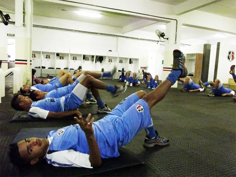 Leve treino físico encerrou preparativos, em Recife/PE, para jogo em Marabá/PA.