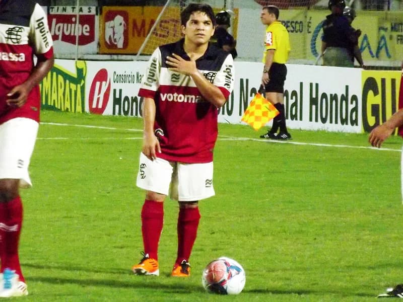 De volta à lateral-esquerda, Renatinho está animado para quebrar tabu.
