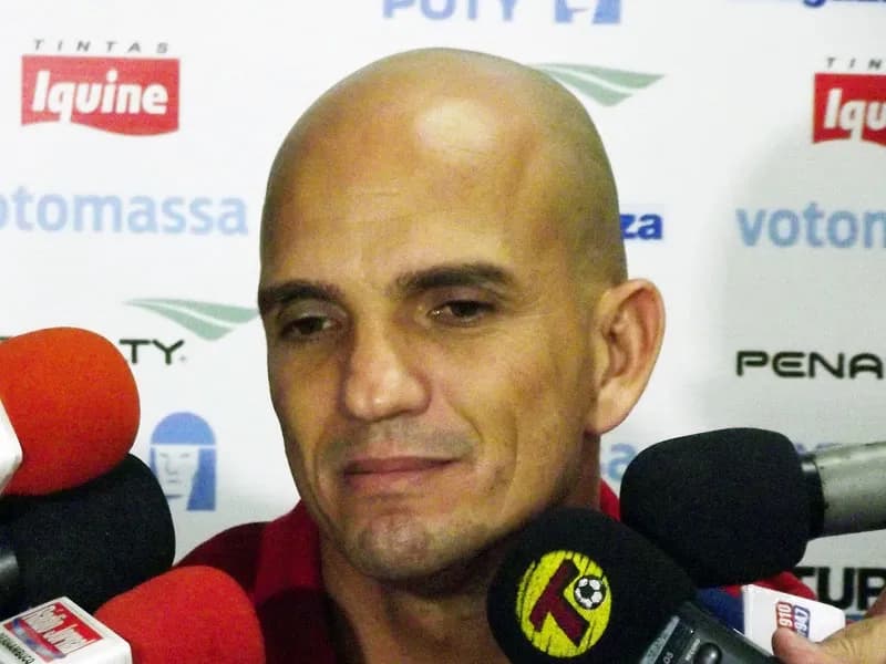 Dilema de tabus: Sandro Barbosa ratifica 4-5-1 como fórmula para vencer.