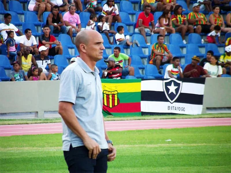 Apesar de problemas extra-campo, Sandro Barbosa reconhece superioridade do Sampaio Corrêa/MA no jogo.