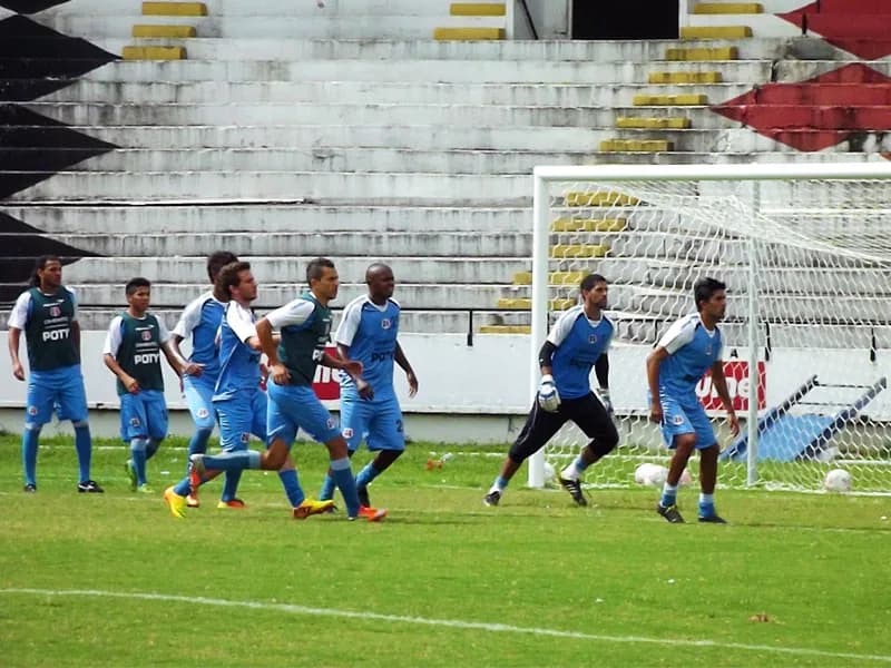 Santa Cruz faz treino tático e terá quatro mudanças contra o Brasiliense/DF.