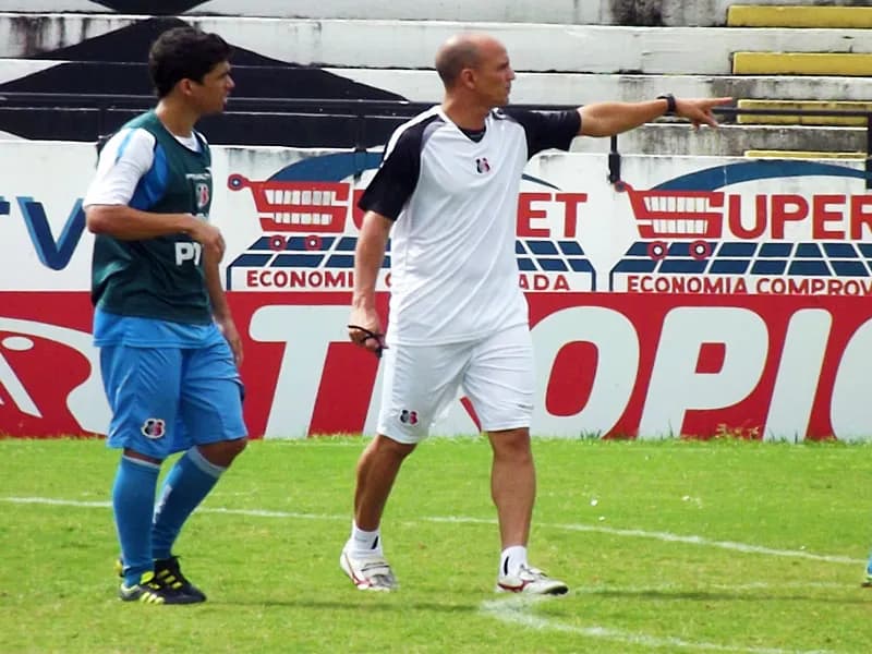 Mesmo com mudanças forçadas, Sandro Barbosa confia em bom resultado contra Brasiliense/DF.