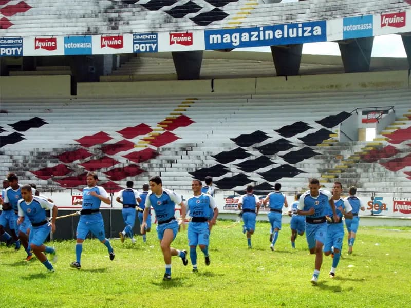 Terça-feira Coral começa com treino físico-técnico sob sol forte.