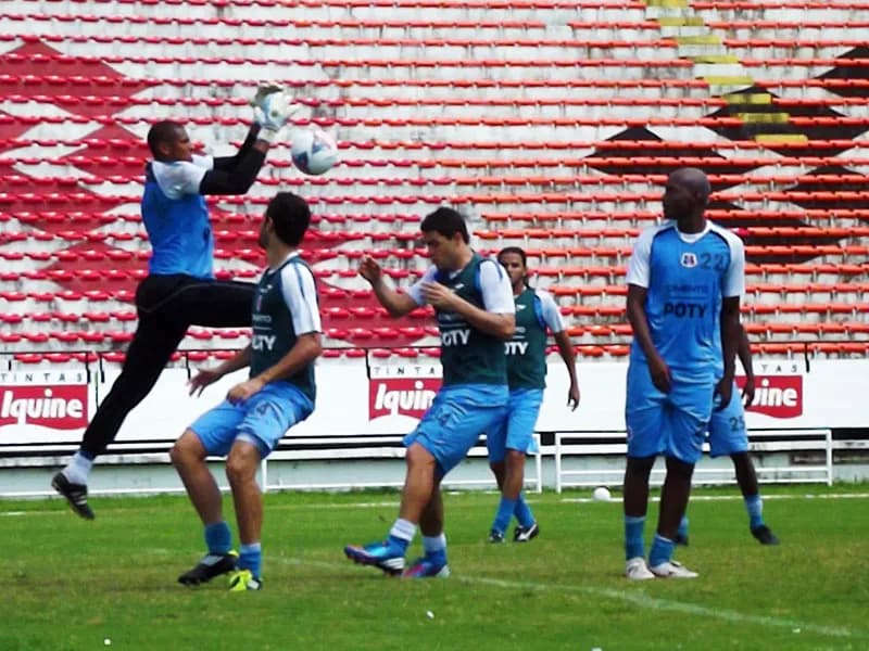 Santa Cruz encerra trabalhos no Arruda para jogo contra o Luverdense/MT.