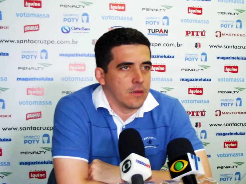 Diretoria oficializa saída de Sandro Barbosa do comando técnico.