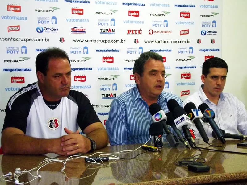 Técnico Vica é apresentado e fala em 'muito trabalho'.