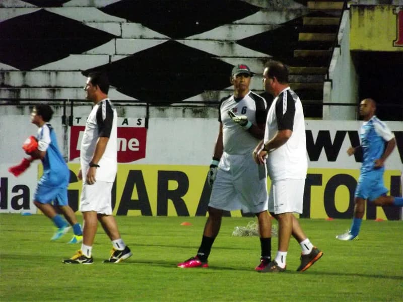 Era Vica começa em campo.