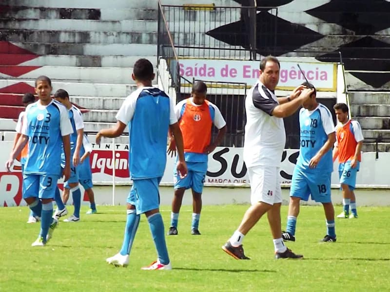 Treino tático encerra preparativos para 1ª 'decisão' da Era Vica.