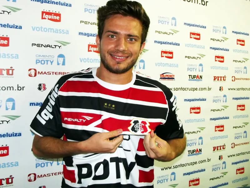 Apresentado, lateral Fabinho Souza se diz 'pronto pra jogar'.