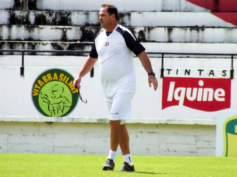 Técnico Vica não divulga time (que viaja definido) e descarta 3-6-1.