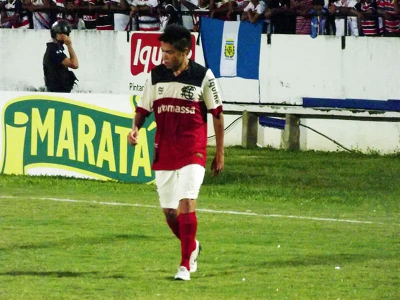Meia Leozinho mostra personalidade na vitória Coral.