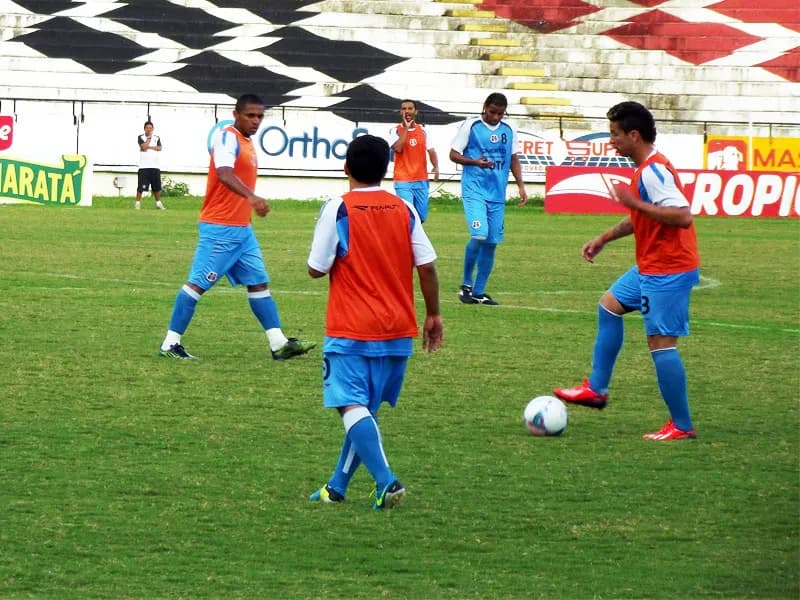 Técnico Vica comanda coletivo com volta de titulares.