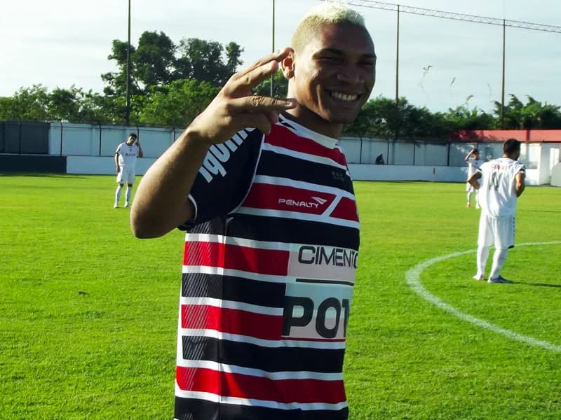 Flávio Recife e o ataque Coral:"Tô tranquilo, concorrência boa, mas vou buscar o meu espaço."