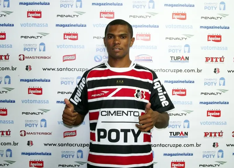 Lateral-direito Oziel: "Feliz em vestir a camisa de um clube de tradição e torcida imensa."