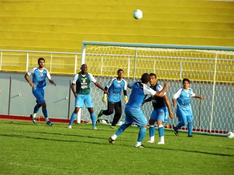 Santa Cruz faz reconhecimento de gramado e tem time definido.
