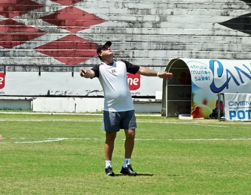De olho na classificação, Vica só define time momentos antes do jogo.