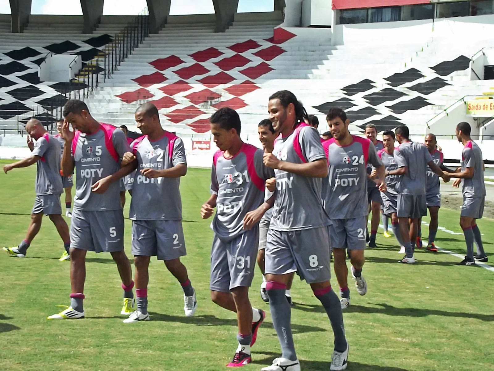 ‘Fechados’ para a decisão: Alegria e sigilo no último treino da semana.