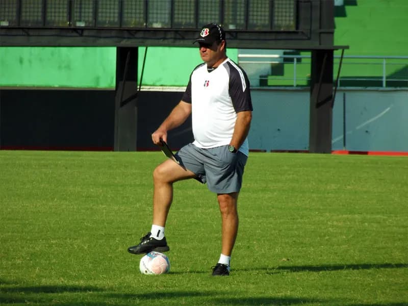Técnico Vica descarta time 'misto' contra o Treze/PB.