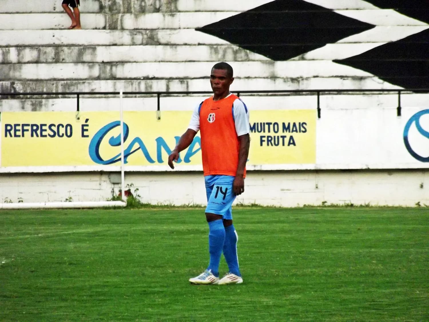 Oziel treina no time titular, mas diz que vaga na posição fica para o técnico Vica decidir.