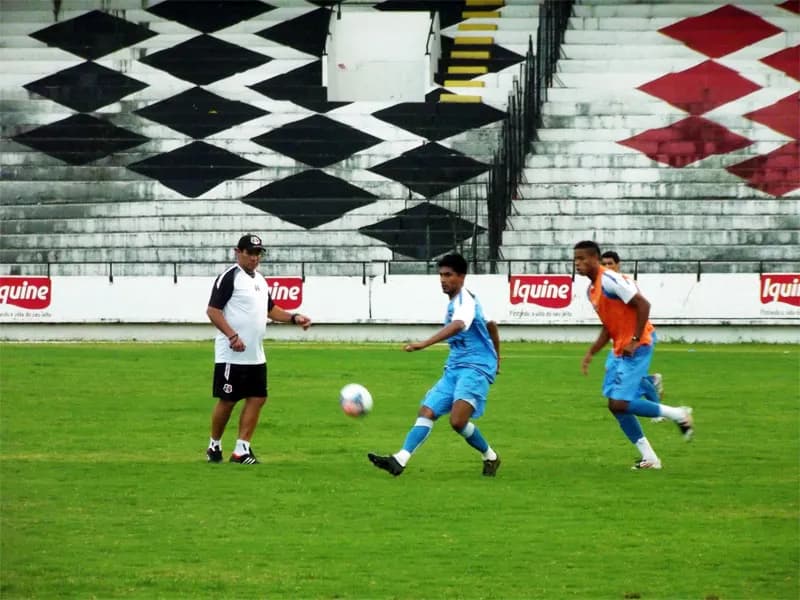 Tarde: em campo, técnico-tático; fora de campo, local de jogo alterado.