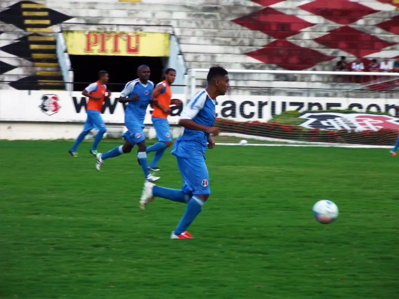 Titulares treinam com André Dias e Siloé no ataque.