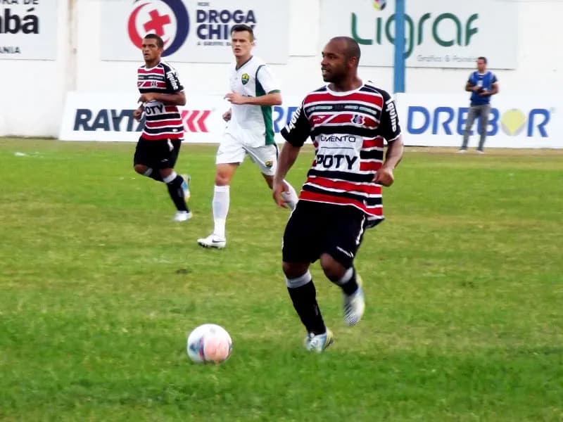 Prestes a completar 50 jogos, Tiago Costa descarta 'onda' de favoritismo Coral.