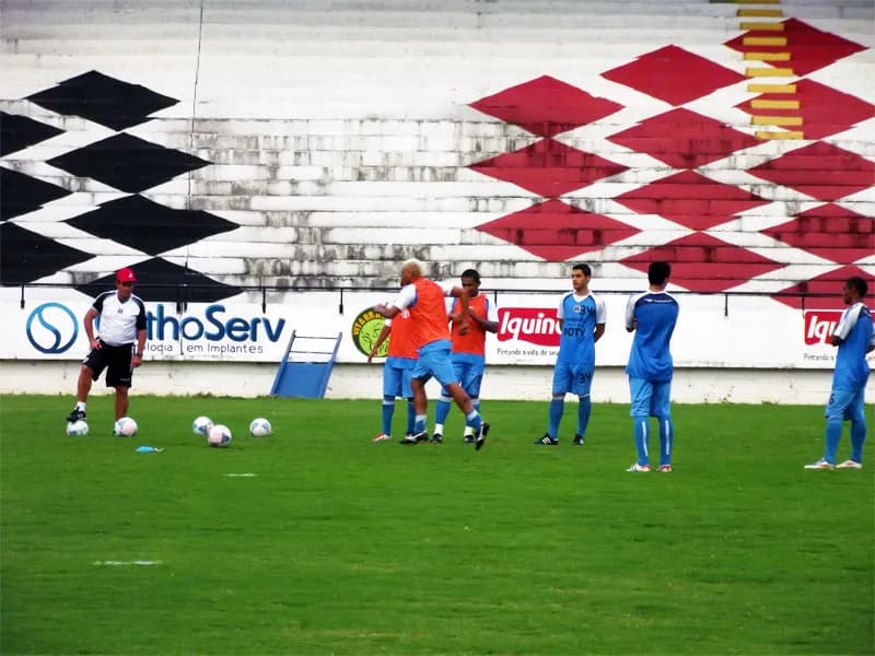 Novo trabalho com bola e novidades no time titular.