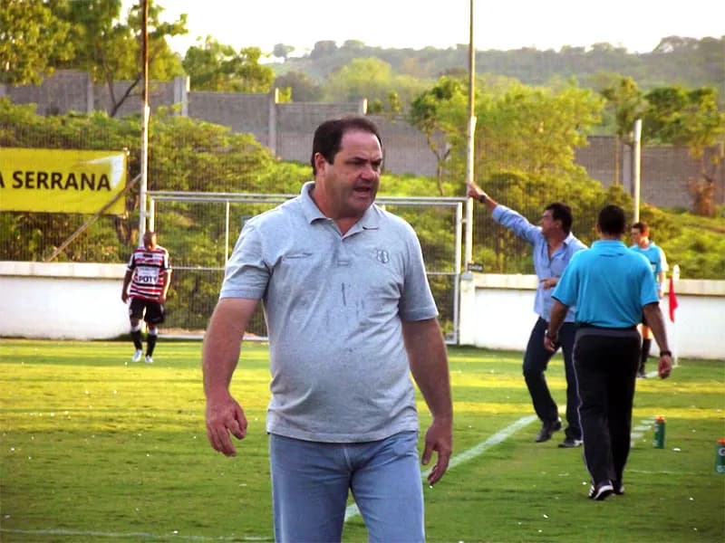 Técnico Vica comemora vitória, mas diz que 'time fez pior partida', sob seu comando.