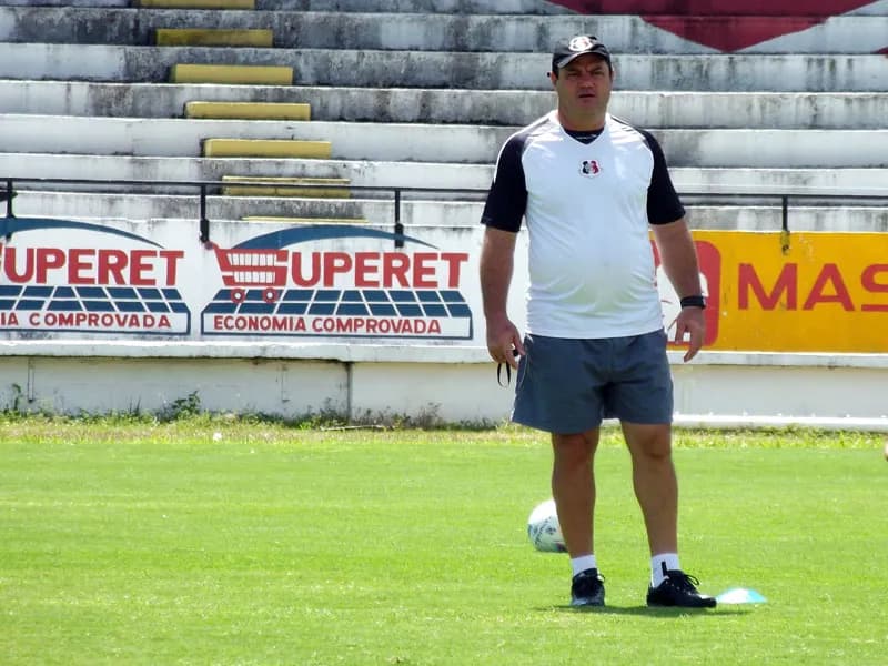Técnico Vica pede mais empenho do elenco em busca do título.
