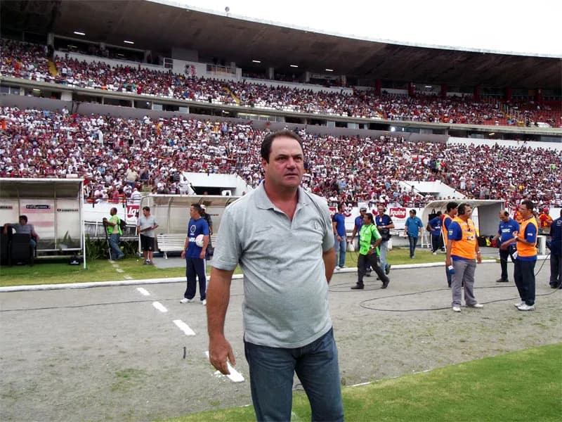 Técnico Vica parabeniza atletas e, agora, quer o título.